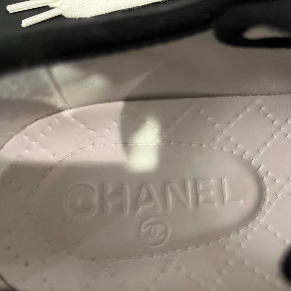 Pre loved Chanel black and white graffiti, logo lowtop sneakers, (39). - Picture 10 of 12